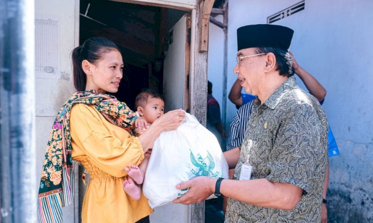 Pemberian bantuan pangan adalah salah satu upaya untuk mengurangi beban pengeluaran warga miskin. 