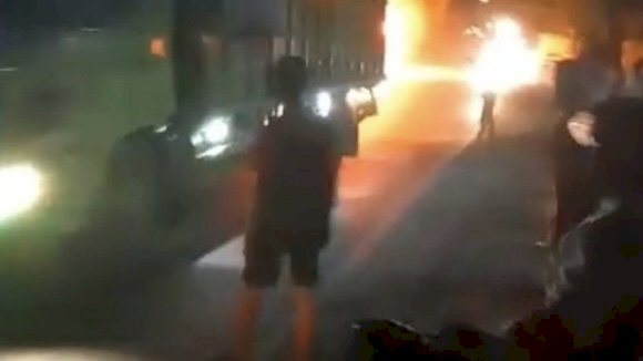 Enam unit damkar digunakan untuk memadamkan api membakar tumpukan palet di depan gudang semen Blora. RMOL Jateng
