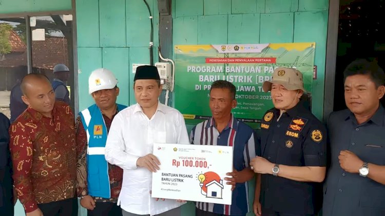 Anggota DPR RI Marwan Jakfar, saat penyalaan pertama listrik BPBL