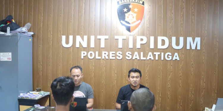Penyidik Polres Salatiga saat menyidik dia pelaku pencurian di Mapolres Salatiga, Senin (16/10). RMOL Jateng