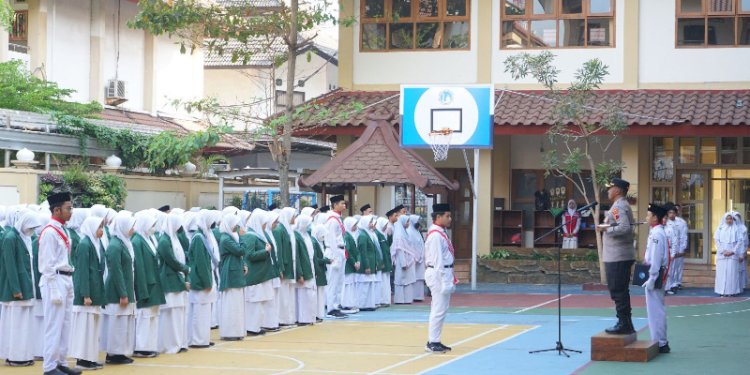 Kapolres Sukoharjo jadi inspektur upacara di SMP Al Azhar Solobaru. RMOL Jateng