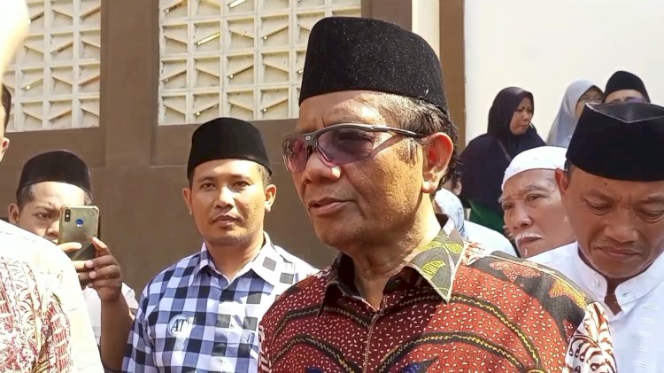 Mahfud MD saat keluar Masjid Jami Lasem