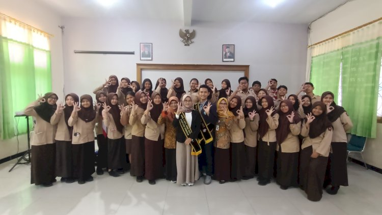 Duta Genre melakukan foto bersama usai lakukan kampanye dan edukasi remaja Grobogan