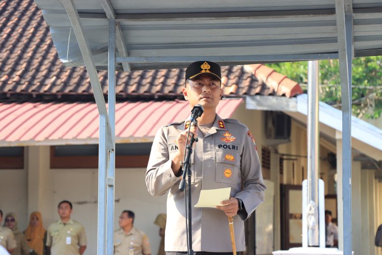 Kapolres Grobogan saat memberikan pesan kepada siswa SMAN 1 Purwodadi. 