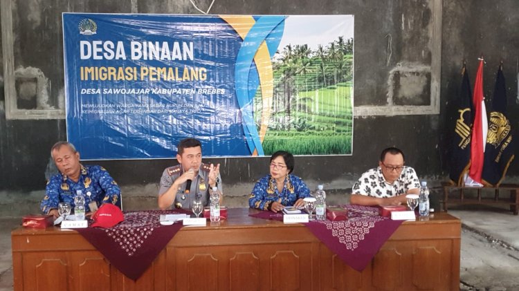 Kantor Imigrasi Kelas I Non TPI Pemalang membentuk Desa Binaan Imigrasi di Balai Desa Sawojajar, Kecamatan Wanasari, Kabupaten Brebes Jawa Tengah, Selasa (17/10)