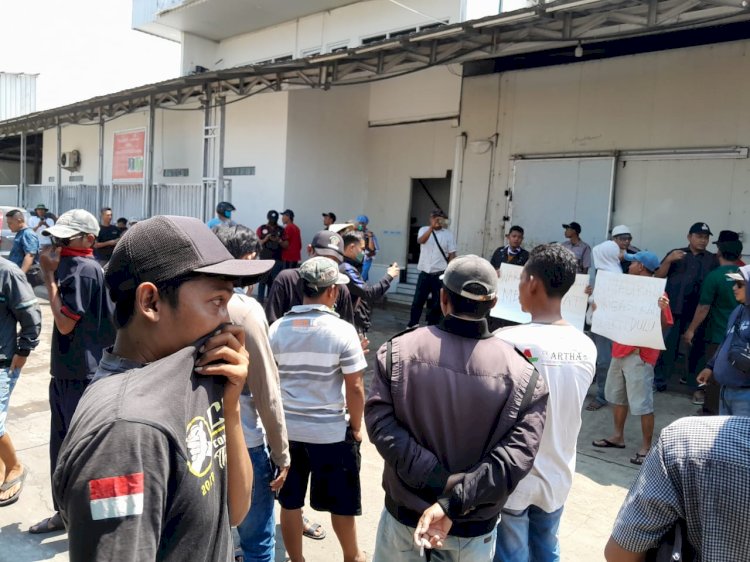 Suasan masyarakat melakukan aksi protes dengan menutup hidung karena bau yang menyengat.