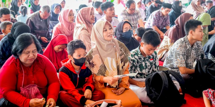 Para penerima bantuan biaya pendidikan dari Baznas dikumpulkan di Pendopo Pengabdian. RMOL Jateng