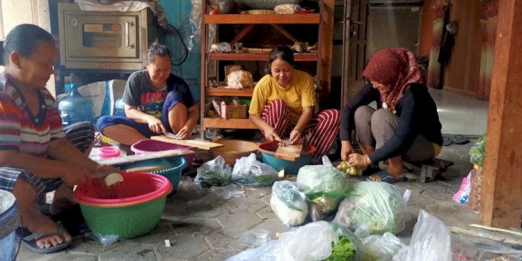 Mei Sugiarti bersama karyawan, sibuk siapkan bumbu pesanan nasi kotak. RMOL Jateng