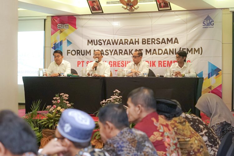 Senior Manager of Communication and CSR PT Semen Gresik, Dharma Sunyata, memberikan sambutan dalam agenda musyawarah bersama Forum Masyarakat Madani (FMM) periode tahun 2024. 