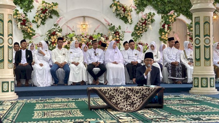 23 pasangan pengantin mengikuti acara nikah Maulid di Gedung Kanzus Sholawat pimpinan Habib Luthfi bin Yahya