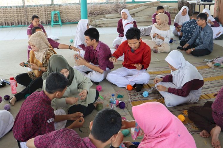 Puluhan penyandang disabilitas di SLB PRI Kota Pekalongan mendapat pelatihan membuat kreasi kerajinan tangan dari benang rajut