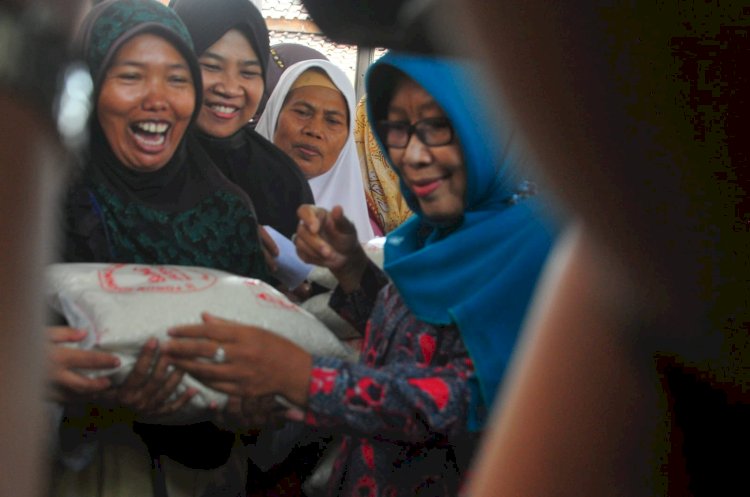 Ratusan warga Kecamatan Talang, Kabupaten Tegal menyerbu Gerakan Pangan Murah BUMD Jateng Peduli Inflasi. 