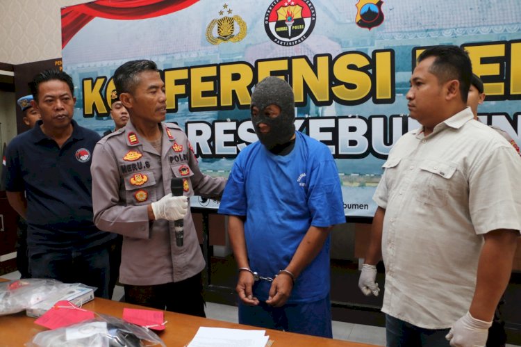 Kapolres Kebumen AKBP Burhanuddin melalui Kasihumas Polres AKP Heru Sanyoto menyampaikan rilis kasus sabu kepada jajaran media. 