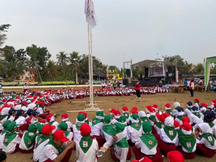 Peserta Jumpa Bakti dan Gembira (Jumbara) Palang Merah Remaja (PMR) Mula ke- VI berkumpul di tengah Lapangan Desa Sembung, Kecamatan Banyuputih, Kabupaten Batang