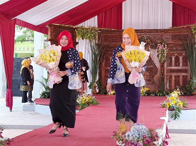 Peserta Batik Demak'an di fashion show OPD dan BUMD serta Forkopimda di acara Festival Batik Khas Demak, Sabtu (21/10)