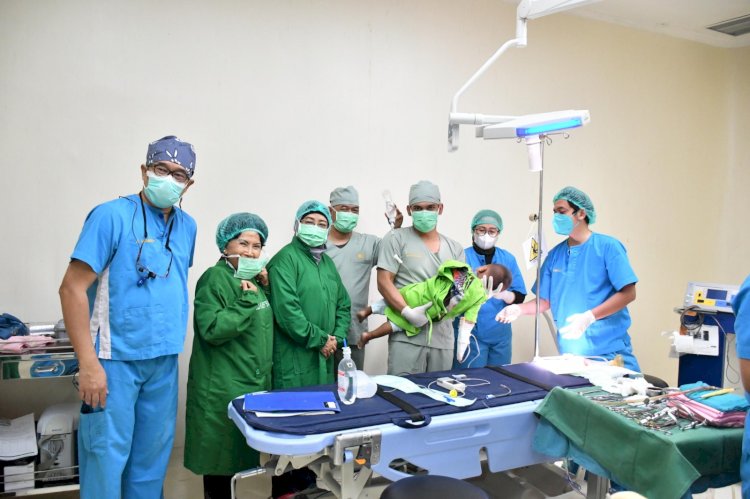 Tim dokter usai melakukan operasi bibir sumbing di RSUD Kalisari, Kabupaten Batang