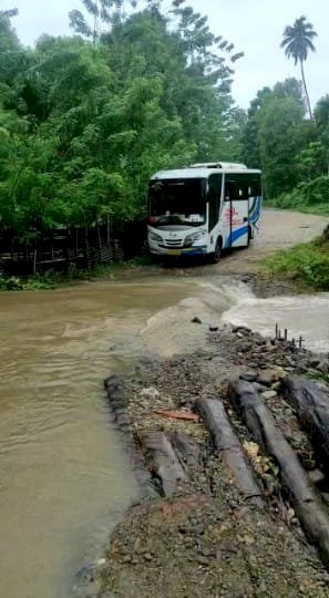 Transportasi umum dan saran jalan di Maluku masih jauh dari kondisi layak. Sudah saatnya, Pemerintah memperbaiki kondisi tersebut. 