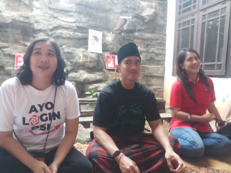 Ketua Umum DPP PSI Kaesang Pangarep bersama ketua DPD PSI Kabupaten Pekalongan Cynthia Monica (kiri) saat meresmikan kantor DPD, Minggu (22/10)