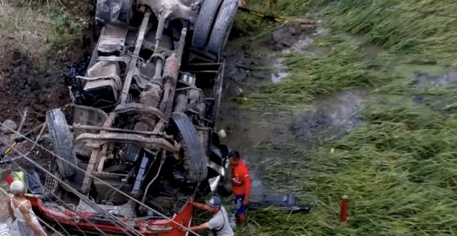 Truk tangki bermuatan bahan aspal dengan Nopo L9391 BC terjun bebas ke jurang di perbatasan Kabupaten Semarang dengan Temanggung. RMOL Jateng