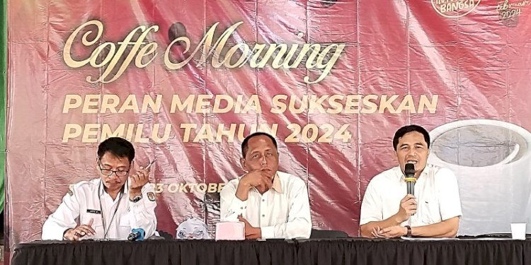 Komisioner KPU Salatiga Divisi Sosialisasi Abdul Rochim saat paparan didepan wartawan di tengah, Forum Coffee Morning Peran Media Sukseskan Pemilu Tahun 2024 di Salatiga, Senin (23/10). RMOL Jateng
