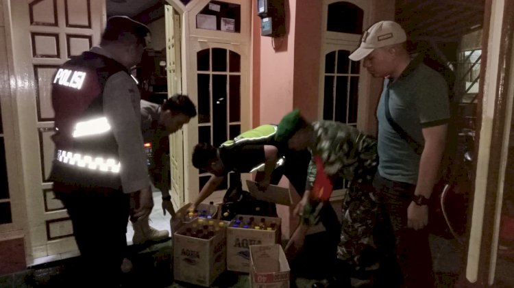 Petugas merazia miras dalam sebuah pesta miras pemuda di Pekalongan. Dok