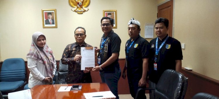PGSI Demak memberikan surat desakan untuk Kominfo dan Bank Indonesia kepada KPAI di Kantor KPAI RI, Gondangdia, Jakarta Pusat, Senin (23/10)