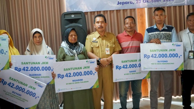 Penyerahan secara simbolis klaim manfaat dari BPJS Ketenagakerjaan Jepara kepada enam keluarga 