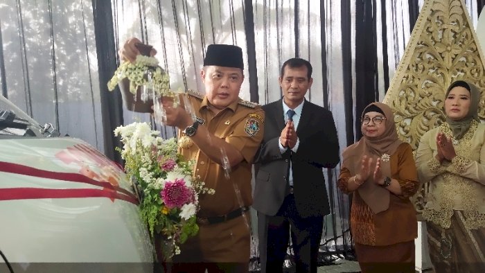 Bupati Juliyatmono lakukan penyiraman mobil ambulance sebagai mobil operasional RS Mangesti Rahayu