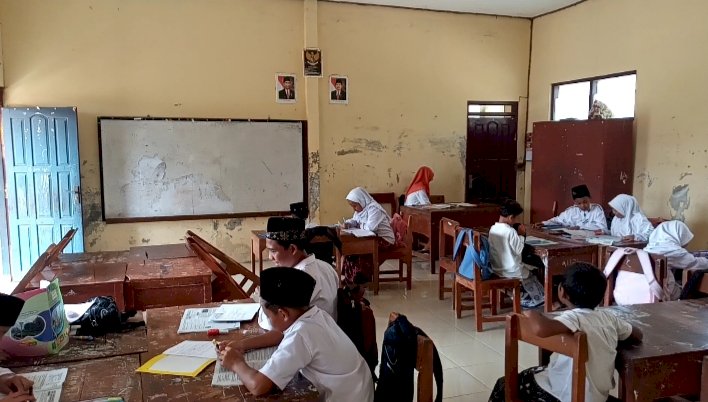 Suasana pembelajaran anak-anak di 2 ruangan dijadikan untuk  tempat KBM 6 kelas.