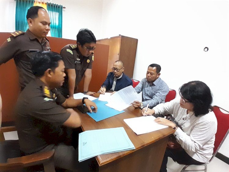 Proses tahap II Kasus TPA Berahan Kulon oleh Jaksa Penyidik dengan tersangka unsur tim pelaksana pengadaan tanah kantor ATR/BPN Demak yakni Supriyono dan Kristinasugiarti, Senin (23/10)
