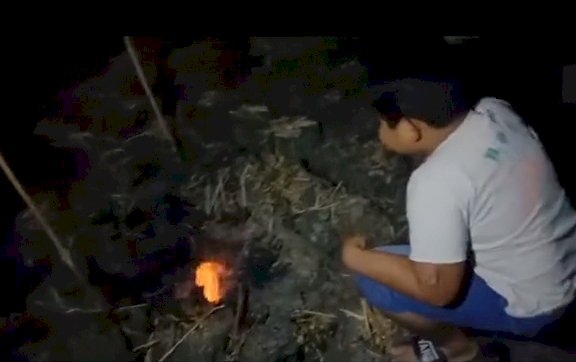 Penampakan api abadi di area persawahan Manggarmas Godong Grobogan saat malam