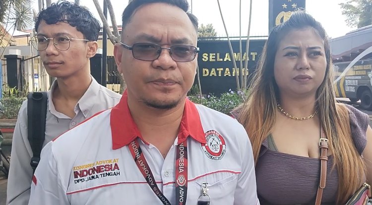 Korban pencurian identitas Desi Marantika bersama tim Pengacara saat mendatangi Polres Salatiga, Selasa (24/10). 