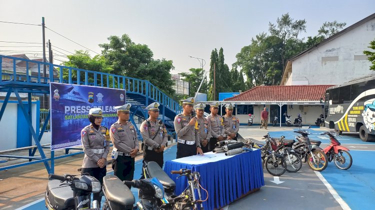  Kasat Lantas Polres Semarang AKP Arpan saat menunjukkan puluhan motor digunakan dalam balap liar, di depan awak media di Kantor Sat Lantas Polres Semarang, Selasa (24/10). 