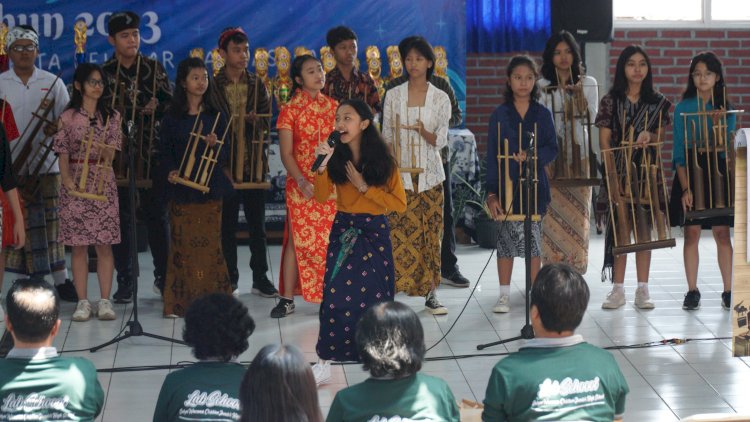 Menyambut Hari Bulan Bahasa 2023, peringatan Sumpah Pemuda diadakan SMP Kristen Satya Wacana dibalut lomba kesenian yang menyita perhatian ratusan siswa dan penonton.
