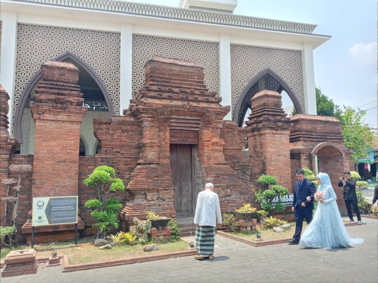 Tradisi manten mubeng gapura di Masjid Wali Loram Kulon