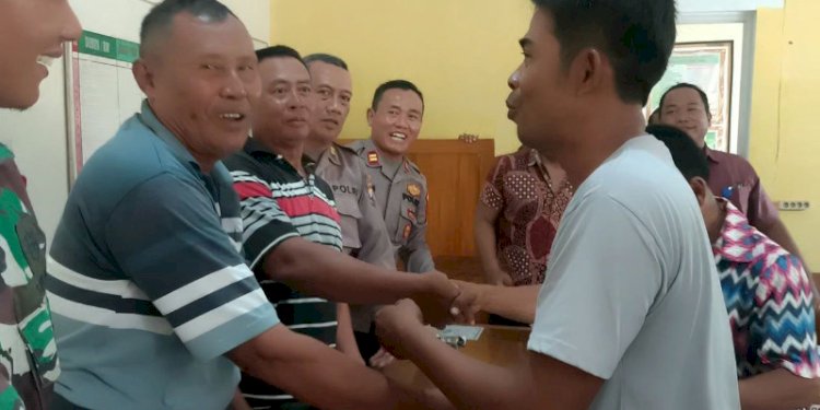  Kades bersama warga lainnya, bongkar plang bambu depan musala. RMOL Jateng