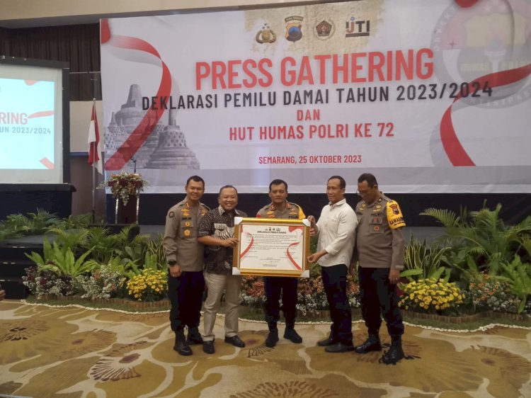 Piagam Deklarasi Pemilu Damai 2024 usai ditandatangani bersama Polda Jateng dan pimpinan organisasi profesi wartawan. 