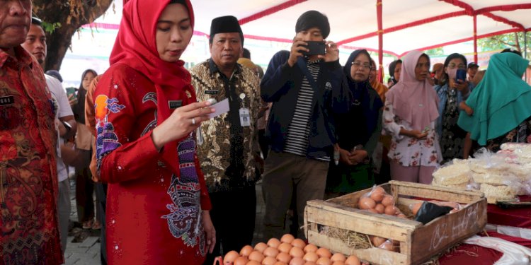Bupati Demak didampingi Camat Karangawen dan Kadinpertan dalam gelaran Gerakan Pangan Murah (GPM) di halaman balai Desa Brambang, Kecamatan Karangawen Kabupaten Demak. Rabu, (25/10). RMOL Jateng