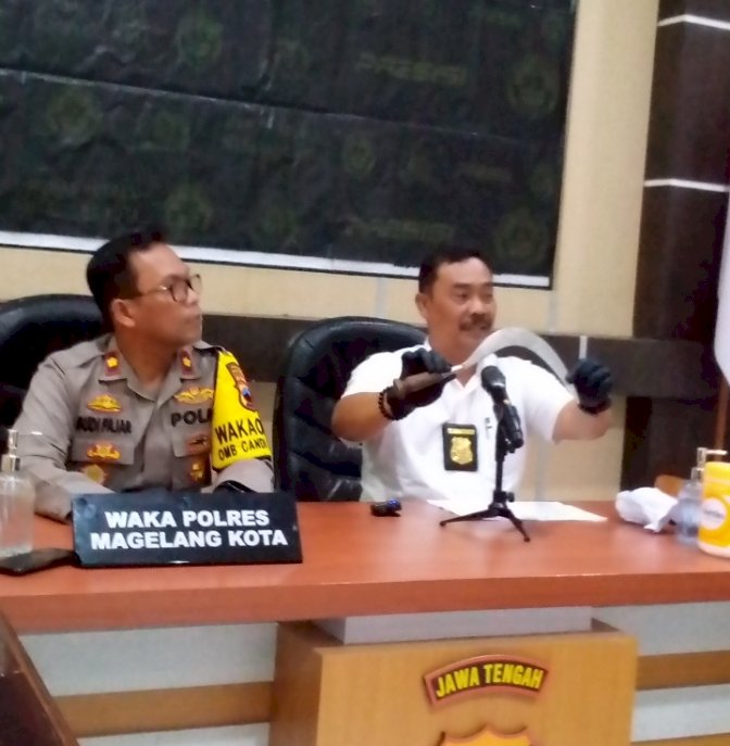 Wakapolres Magelang Kota dan Kasat Reskrim menunjukkan celurit milik MIA dalam konferensi pers. 