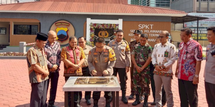  Kapolres Semarang AKBP Achmad Oka Mahendra didampingi Forkopimda saat meninjau Gedung SPKT, di Mapolres Semarang, Kamis (26/10). RMOL Jateng