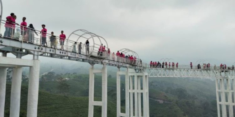 Jembatan Kaca Kemuning Sky Hills. Dok