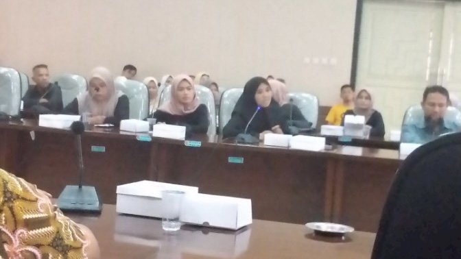 Nina dan sejumlah emak-emak dalam audiensi dengan DPRD Kabupaten Magelang. RMOL Jateng