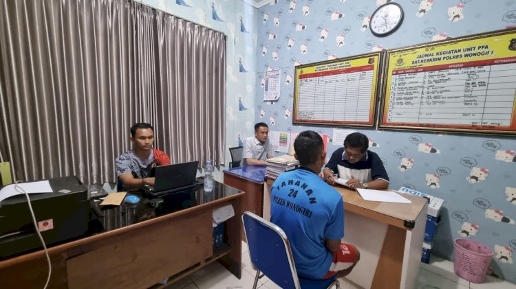Tersangka sedang dimintai keterangan oleh penyidik Polres Wobogiri. Dok