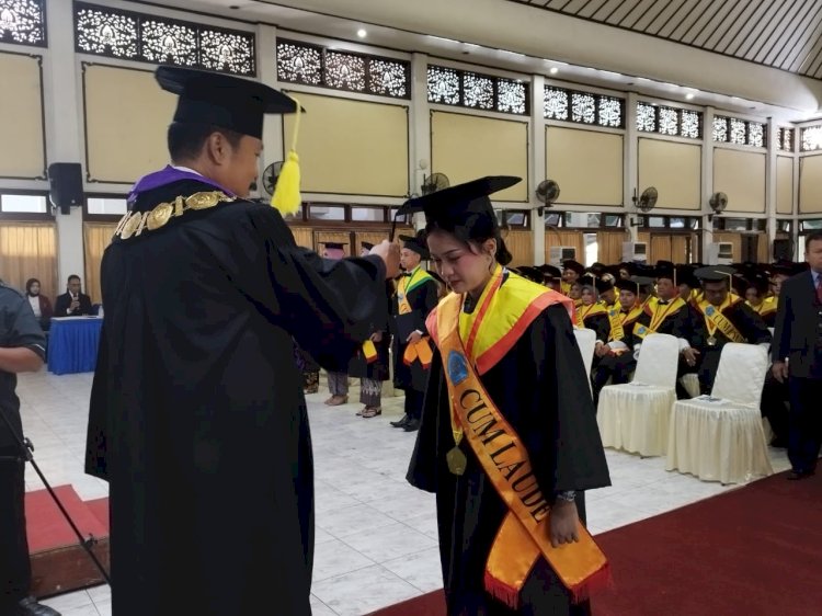 Rektor Unisri Surakarta Prof Sutoyo melantik wisudawan cumlaude di Auditorium Unisri Surakarta