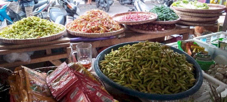 Harga cabai di pasaran wilayah Magelang yang melambung.