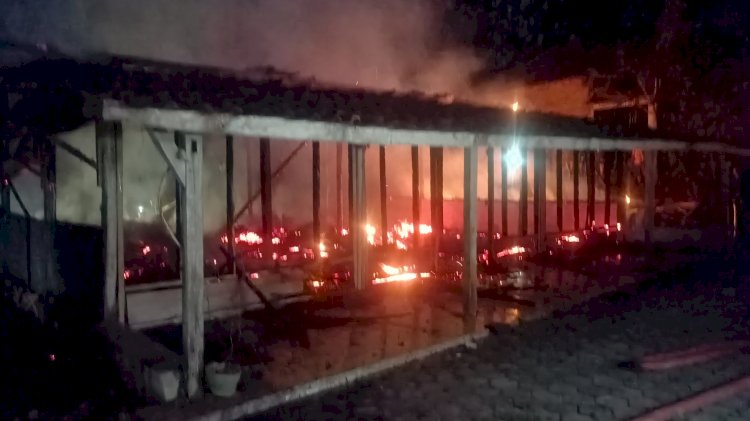 Seluruh rumah dan isinya tak tersisa dalam kebakaran