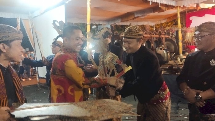 Anggota DPR RI Paryono, berikan wayang kepada 14 dalang yang akan tampil