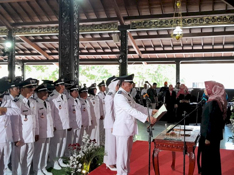 Pembacaan pakta integritas dalam pelantikan 54 Kepala Desa terpilih di Pendopo Kab Demak, Sabtu (28/10) 