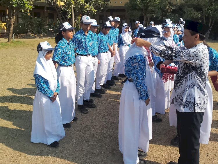 Kepala SMPN 2 Jepara menyerahkan hadiah ke siswa siswinya karena juara umum Popda tahun 2023.