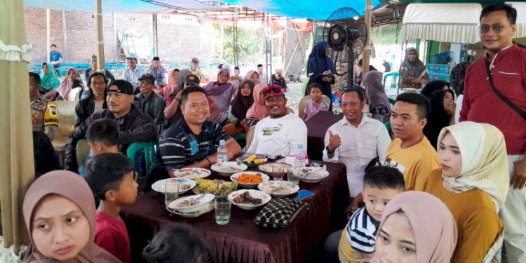 Suasan rumah M Shodik  Kades Desa Kembangan (desa yang sempat ricuh saat Pilkades) usai pelantikan. Warga datang dan memberikan ucqpan selamat. RMOL Jateng